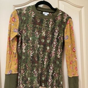 Sundance Olive, Gold and Burgundy thermal top, size Small.